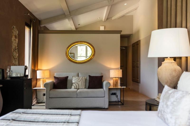 Elegant Room image 3