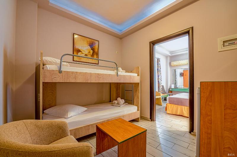 Triple Room with Sea View image 4