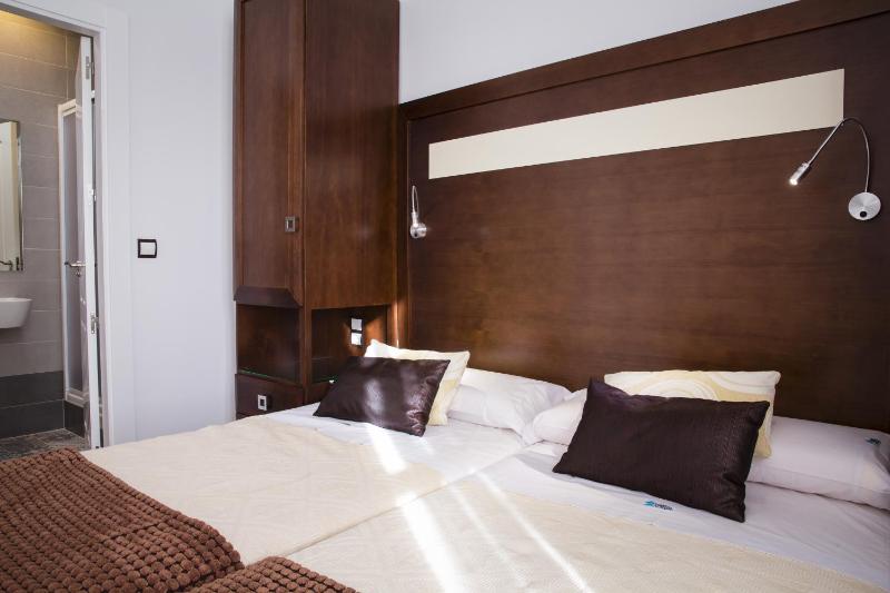 Two-Bedroom Apartment with Balcony. C/ Marques de Falces 2 image 4