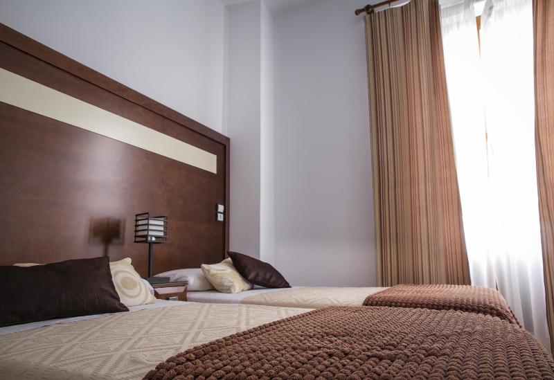 Two Bedroom Apartment with Balcony,  C/ Marques de Falces 2 image 4