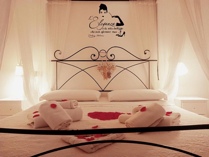 Double Room with Spa Bath image 1