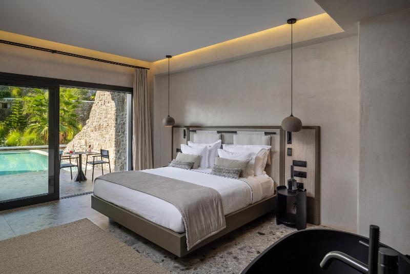 EON Junior Suite with Supreme Pool image 1