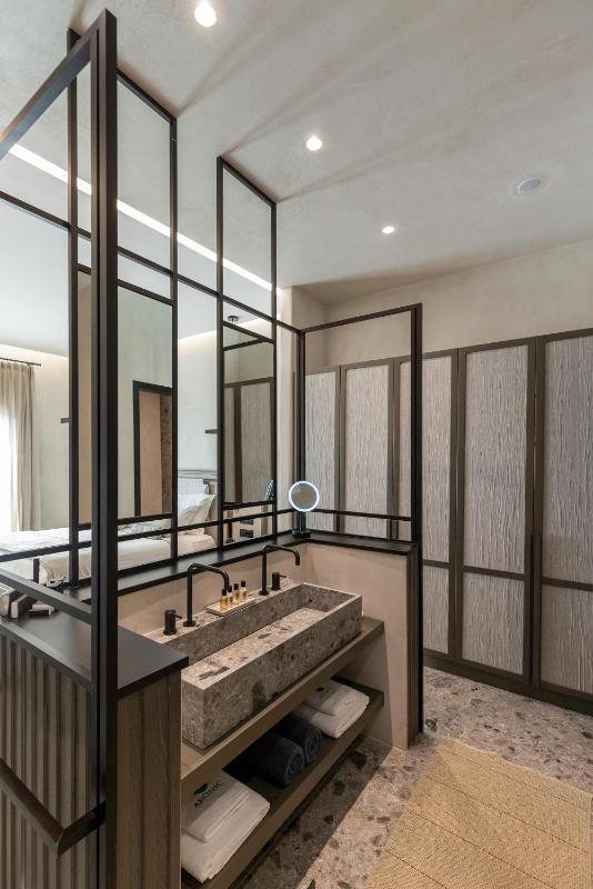 EPIC Junior Suite with Jacuzzi image 4