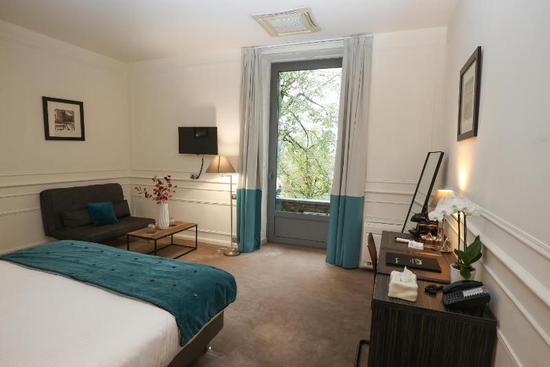 Deluxe Double Room with Balcony image 3