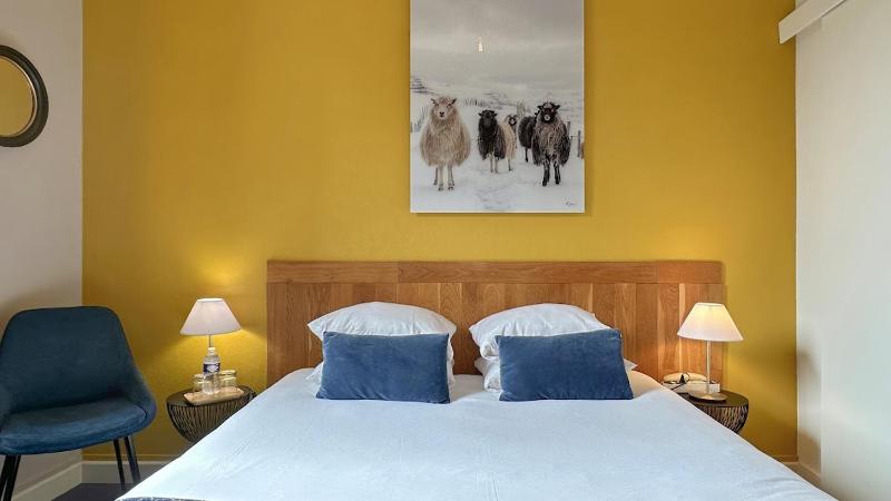 Queen Room with Garden View image 4