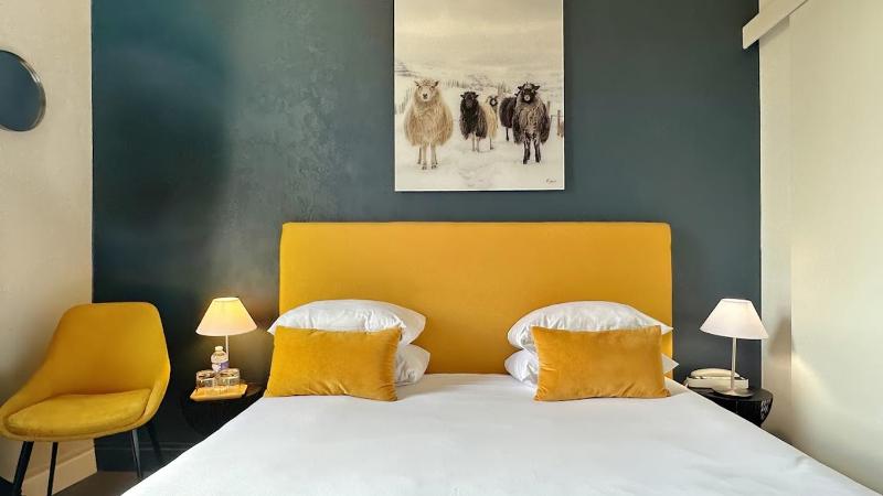 Queen Room with Garden View image 3