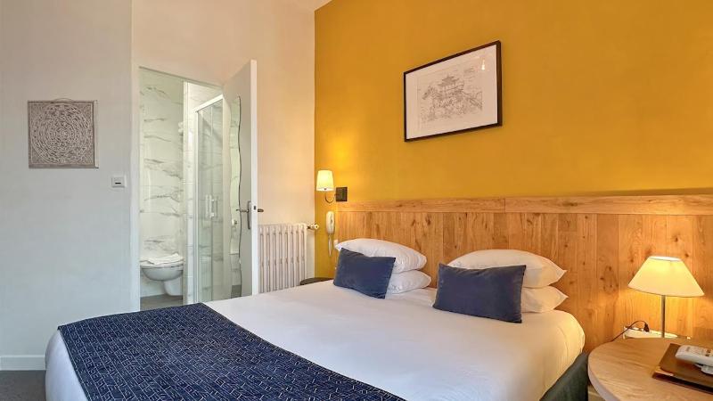 Double Room with Street View image 1