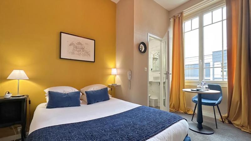 Double Room with Street View image 4