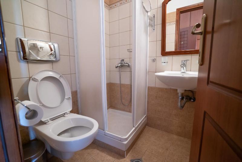 Twin Room image 3
