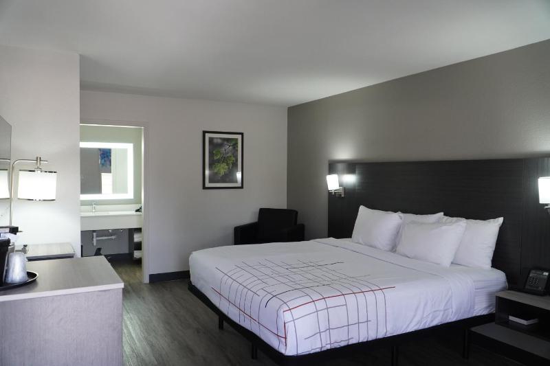 Deluxe King Room image 3