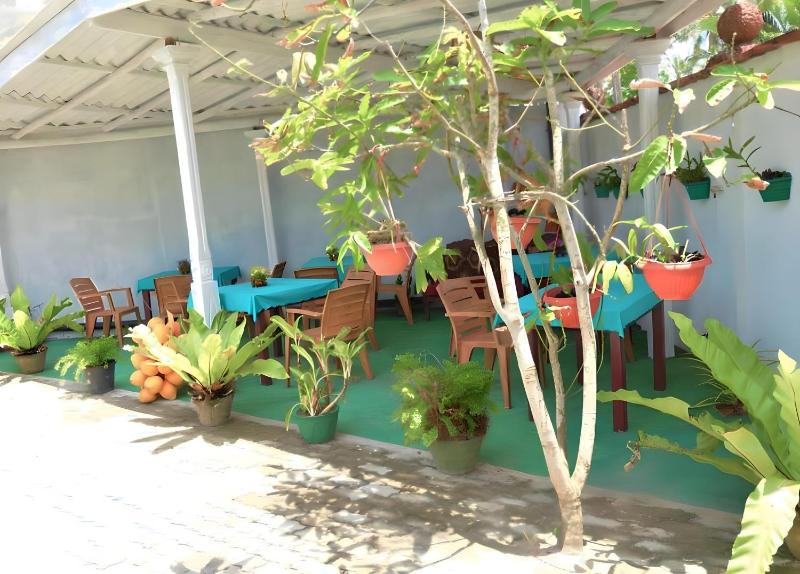 Traveller's Hostel Hikkaduwa - image 11