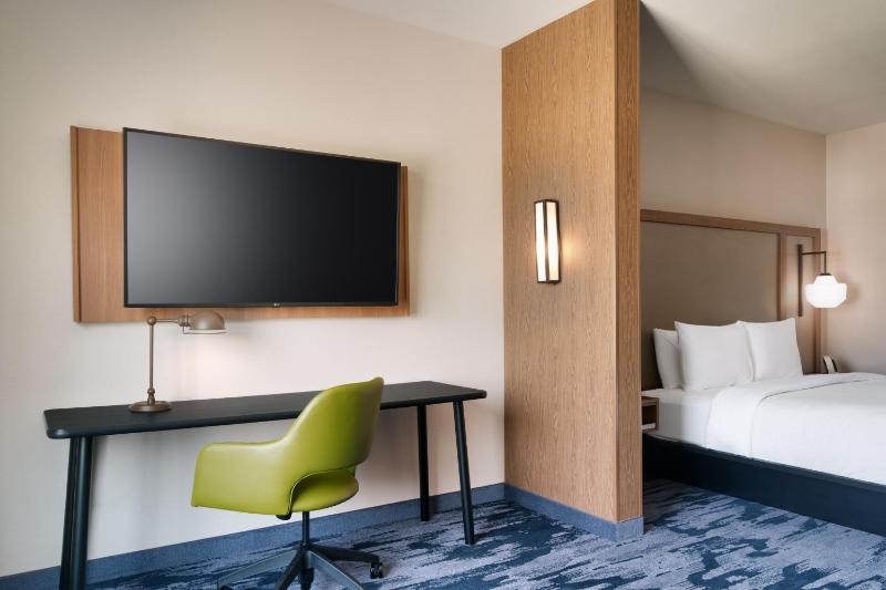 One-Bedroom Executive King Suite with Sofa Bed image 2