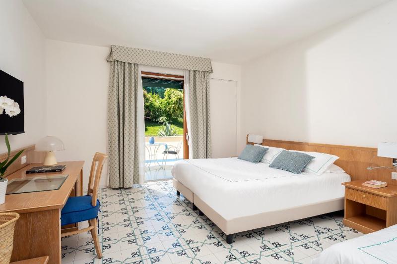 Triple Room with Balcony image 4