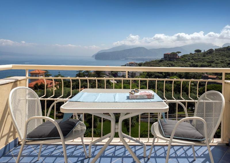 Double or Twin Room with Balcony and Sea View image 4