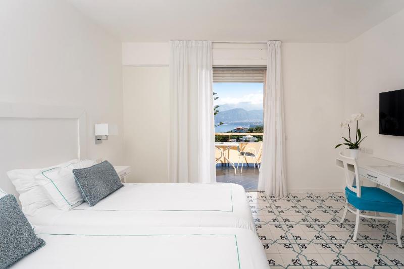 Superior Double or Twin Room with Sea View image 1