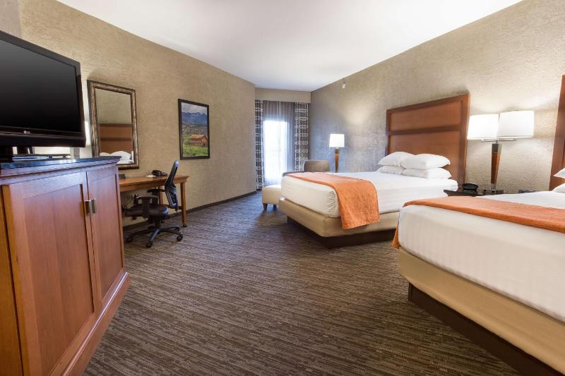 Queen Room with Two Queen Beds image 3