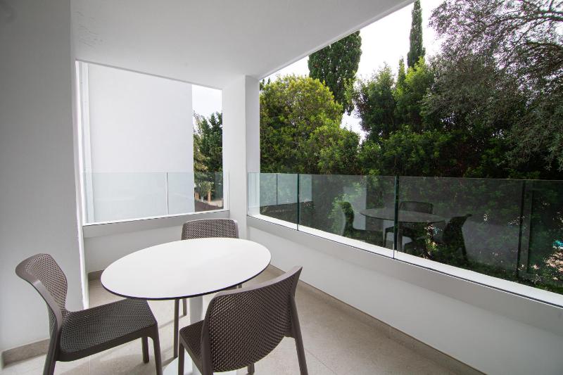Studio with Balcony image 3