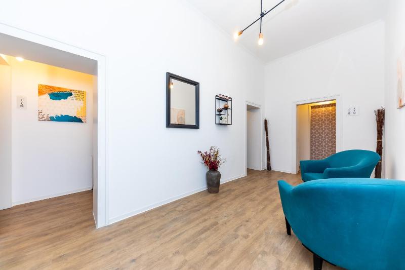 Adagio Downtown Rooms - image 11