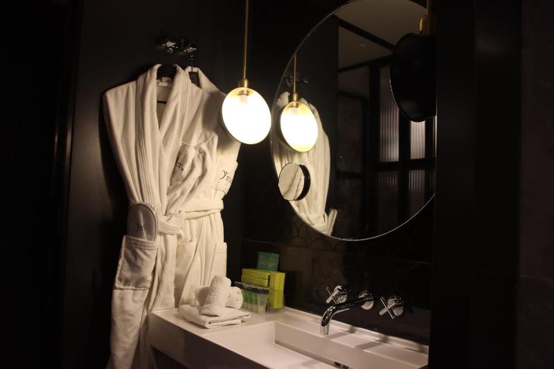 Deluxe Double or Twin Room with Sea View and Terrace image 4