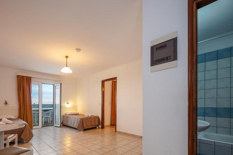 Family Room with Garden View image 3