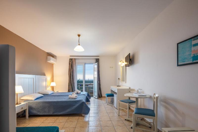 Triple Room with Sea View image 3