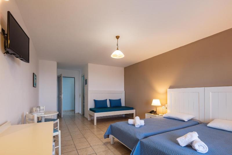 Triple Room with Sea View image 2