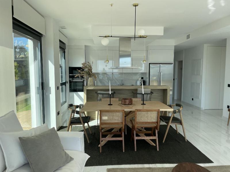 Luxury Sea View Apartment by United Renters - image 9