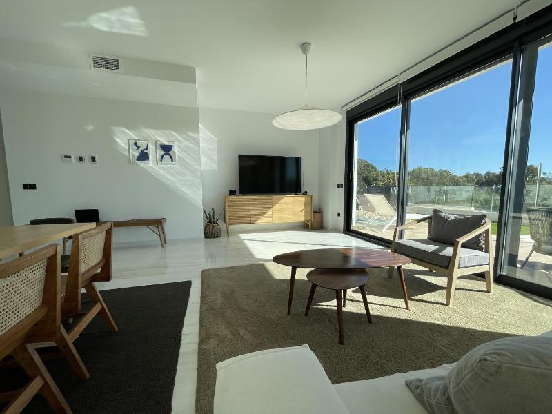 Luxury Sea View Apartment by United Renters - image 2