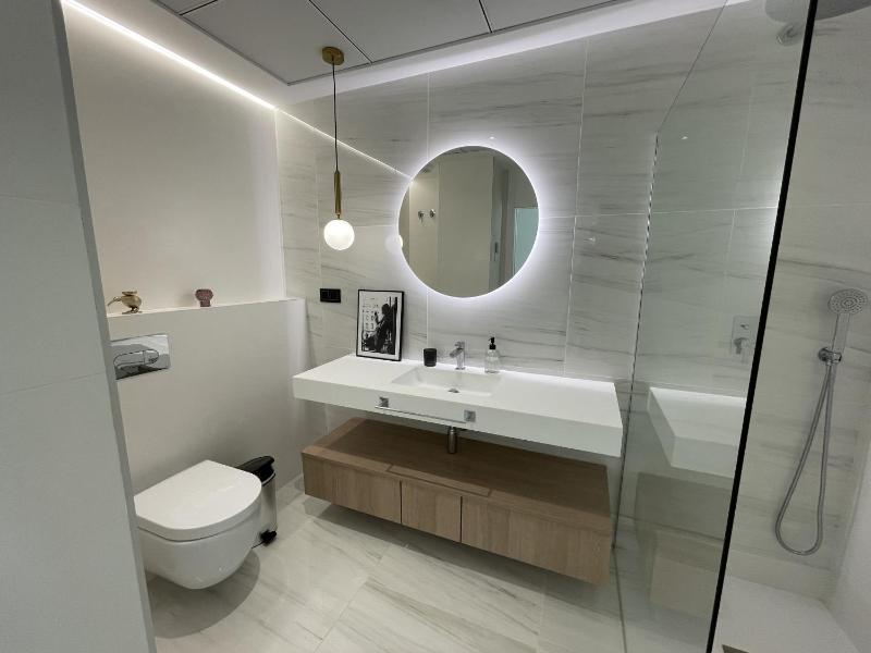 Luxury Sea View Apartment by United Renters - image 12