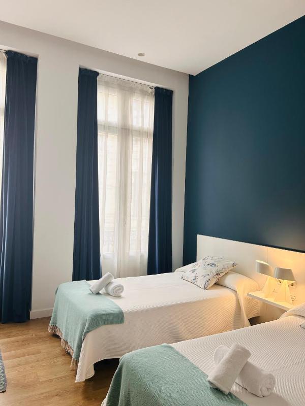 Twin Room image 4
