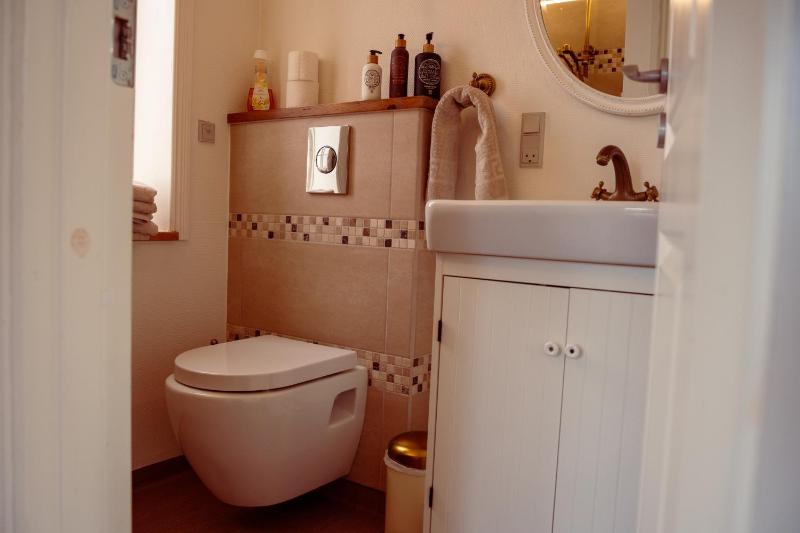 Twin Room image 4