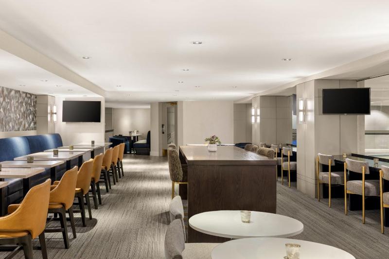 Club level, Guest room, 1 King, City view, High floor image 2