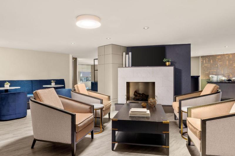 Club level, Guest room, 1 King, City view, High floor image 3