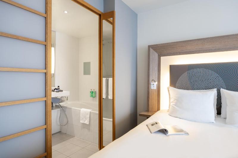 Superior Room with One Double Bed + 1 Sofa Bed image 2