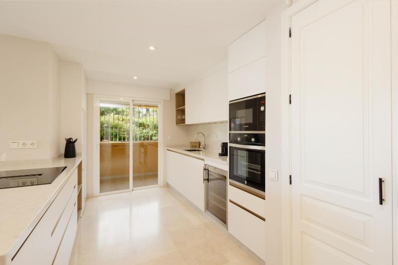 Luxurious frontline golf apartment in Elviria - image 6