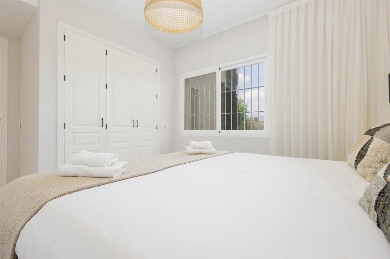 Luxurious frontline golf apartment in Elviria - image 12