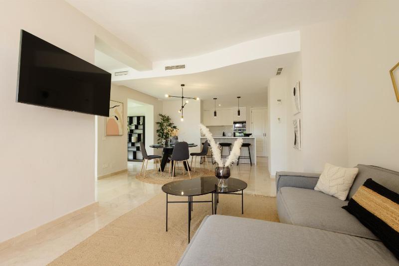 Luxurious frontline golf apartment in Elviria - image 46