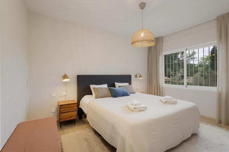 Luxurious frontline golf apartment in Elviria - image 29