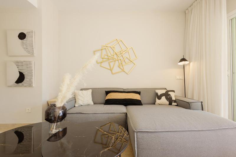 Luxurious frontline golf apartment in Elviria - image 16
