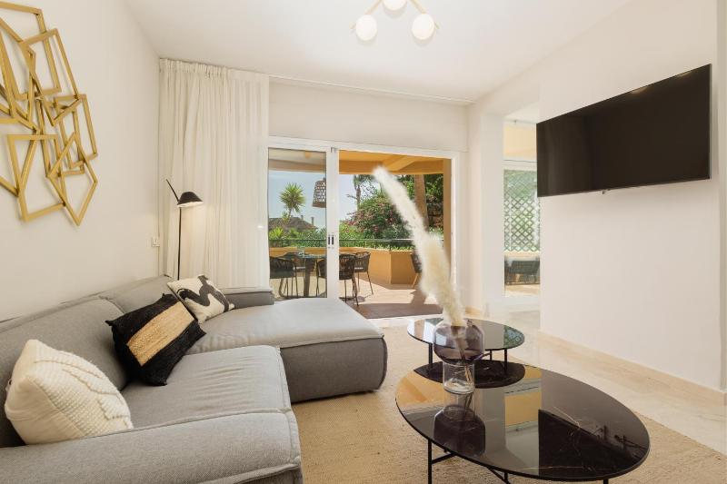 Luxurious frontline golf apartment in Elviria - image 33