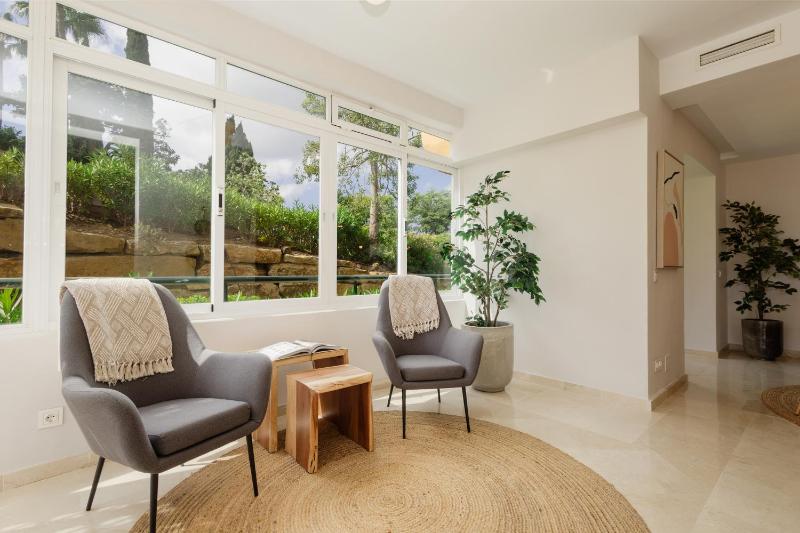 Luxurious frontline golf apartment in Elviria - image 27
