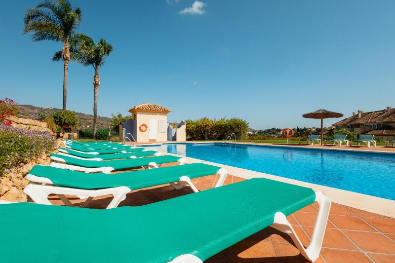 Luxurious frontline golf apartment in Elviria - image 18