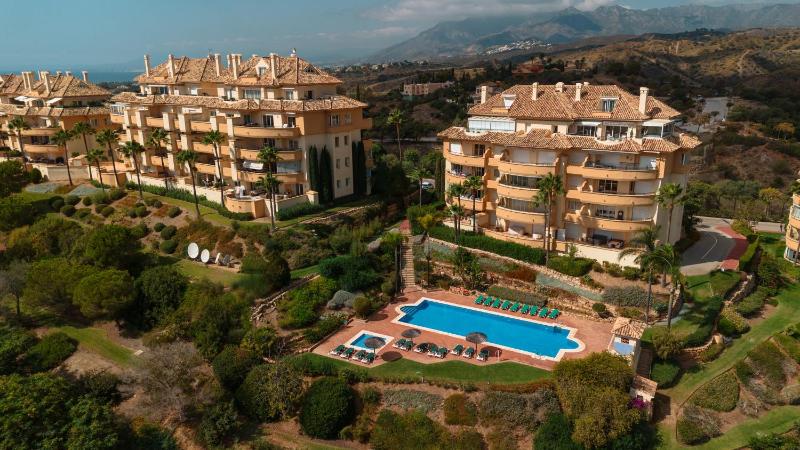 Luxurious frontline golf apartment in Elviria - image 32
