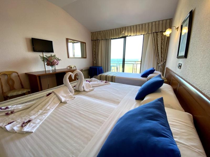 Triple Room with Sea View image 1