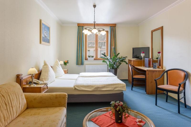 Deluxe Double or Twin Room image 3