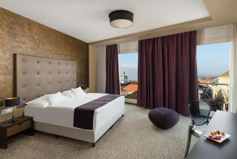 Deluxe Double Room image 3
