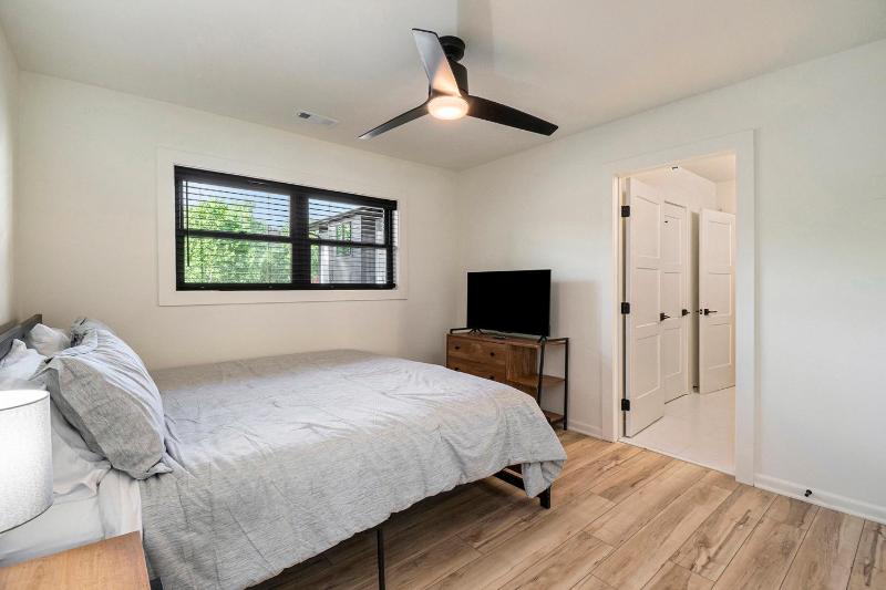Deluxe Family Room image 4