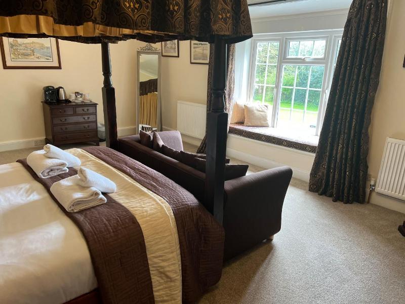 Main Lodge - Superior Double with Four Poster Bed image 4