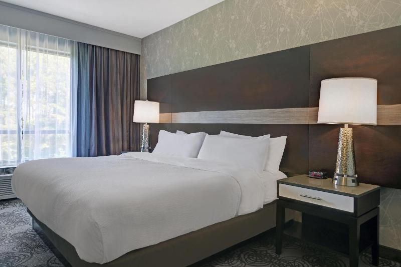 Traditional, Guest room, 1 King image 1