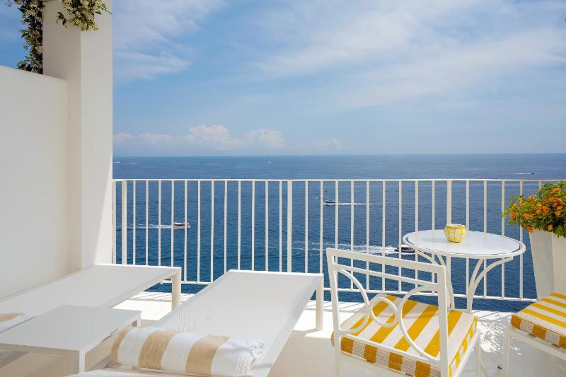 Deluxe Room with Sea View image 4